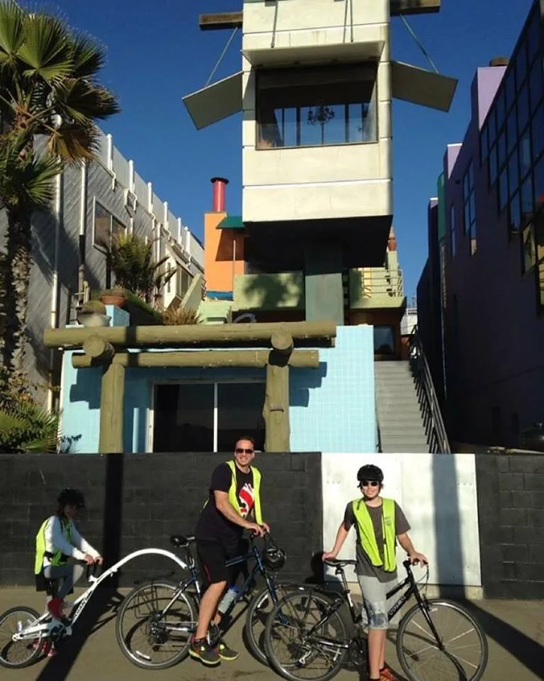 Guests pose with architecturally significant homes in venice beach