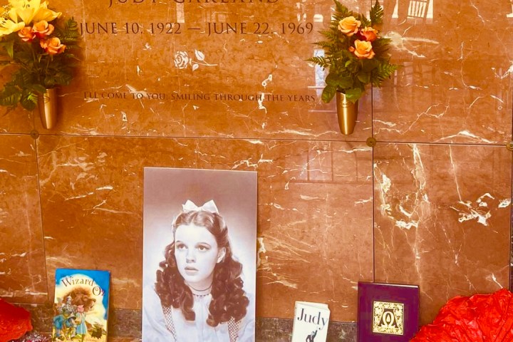 pictures and flowers at the grave of judy garland in the hollywood forever cemetery