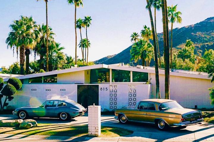 cars parked outside of a house in palm springs on a palm springs tour