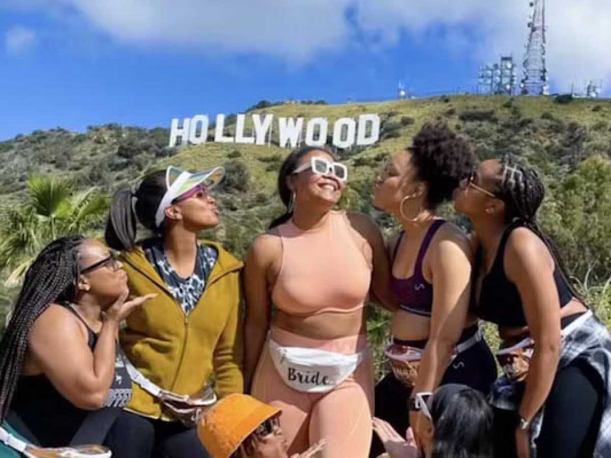 Group of ladies enjoying los angeles hiking tour